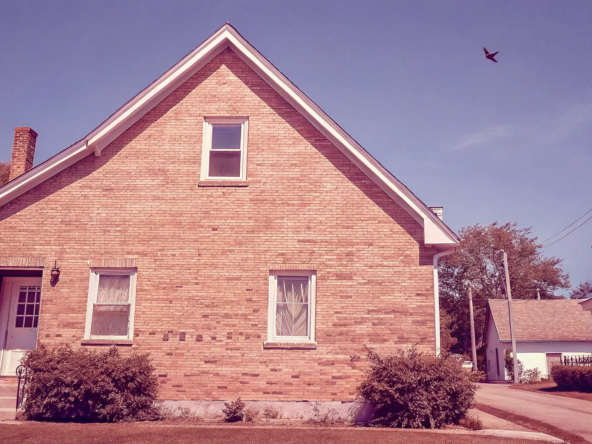 Illinois house. Cash buyers offer quick sales.