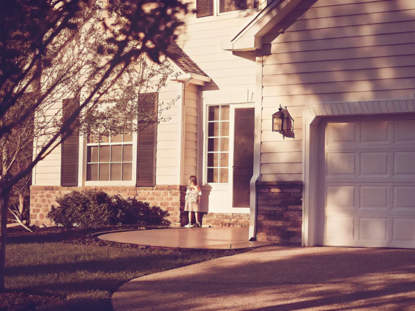 Quick house sale: Suburban home exterior with driveway.