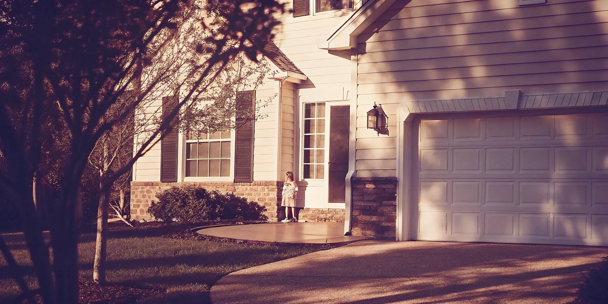 Quick house sale: Suburban home exterior with driveway.