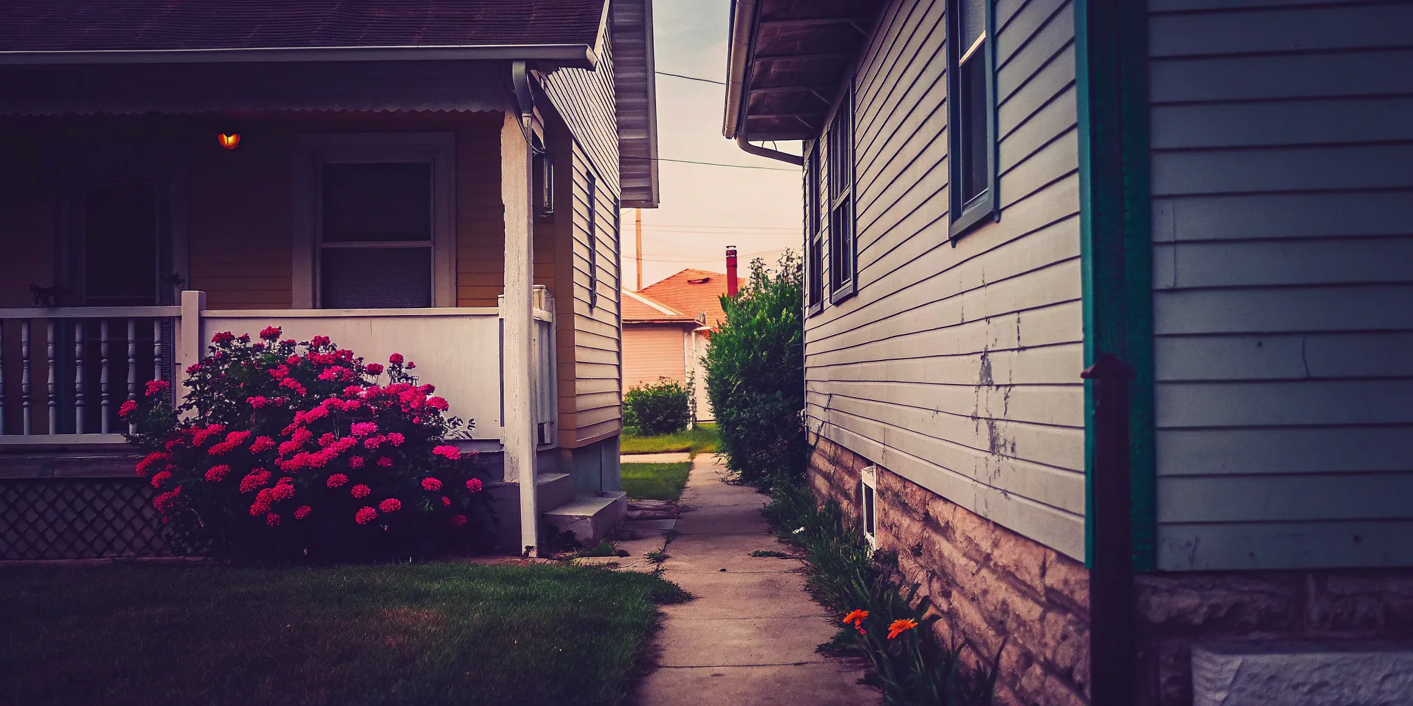 A fork in the road in front of a house, comparing the credit impact of a short sale vs foreclosure.