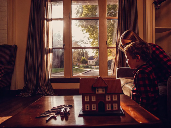 Family holding keys after selling their home for cash to a top home buying company.