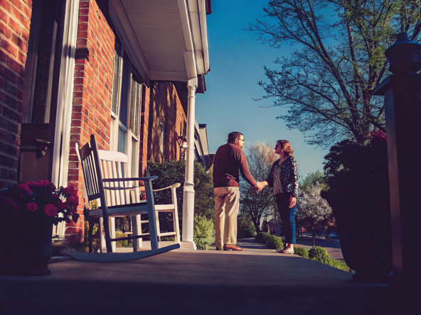 Homeowner shaking hands with a representative from the best cash for houses company.