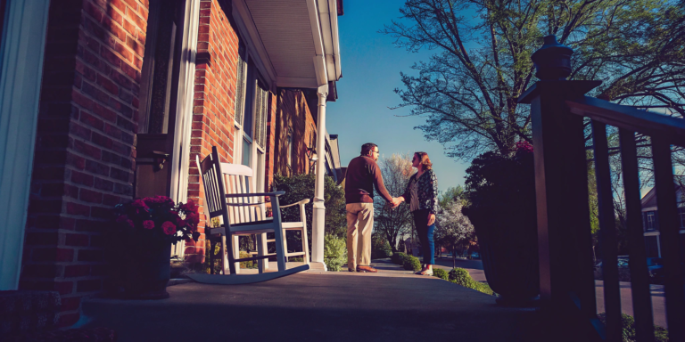Homeowner shaking hands with a representative from the best cash for houses company.