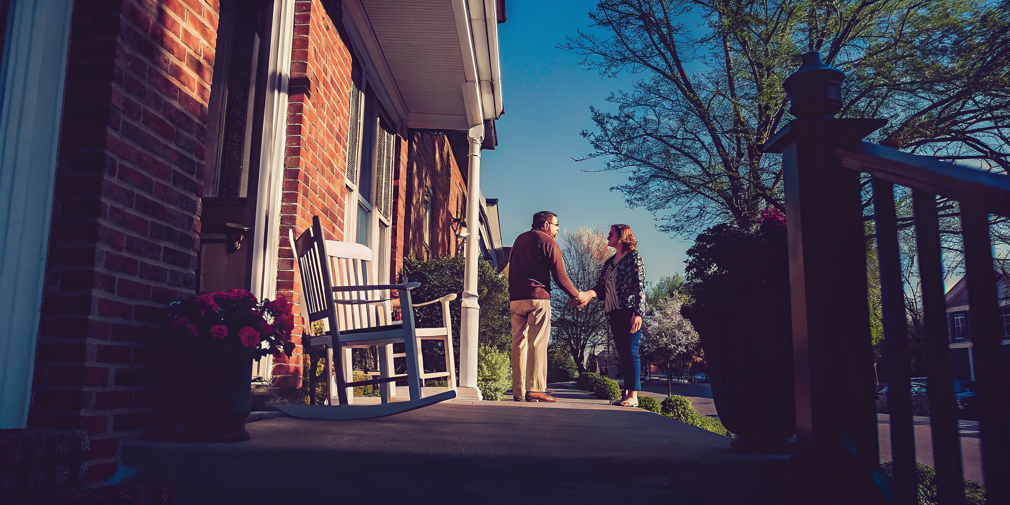 Homeowner shaking hands with a representative from the best cash for houses company.